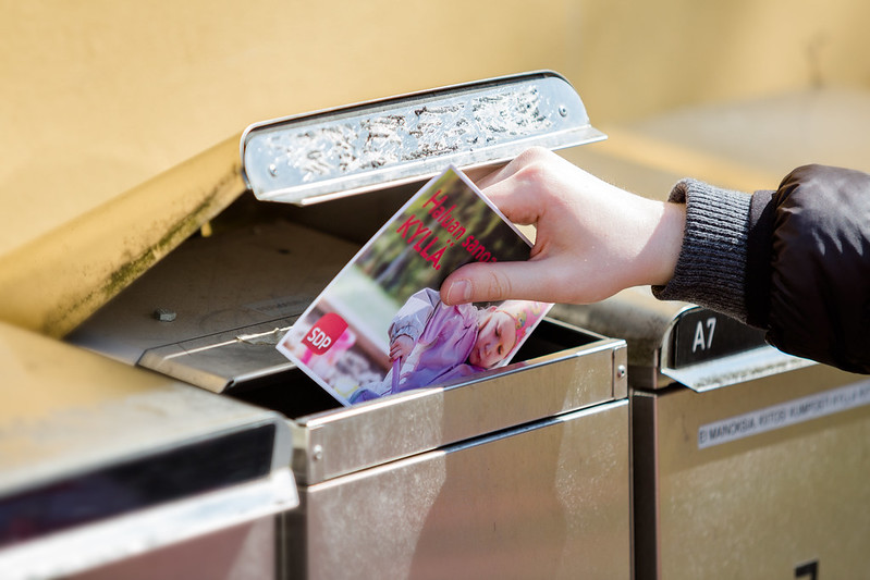 Vaaliesitteen jako postilaatikkoon