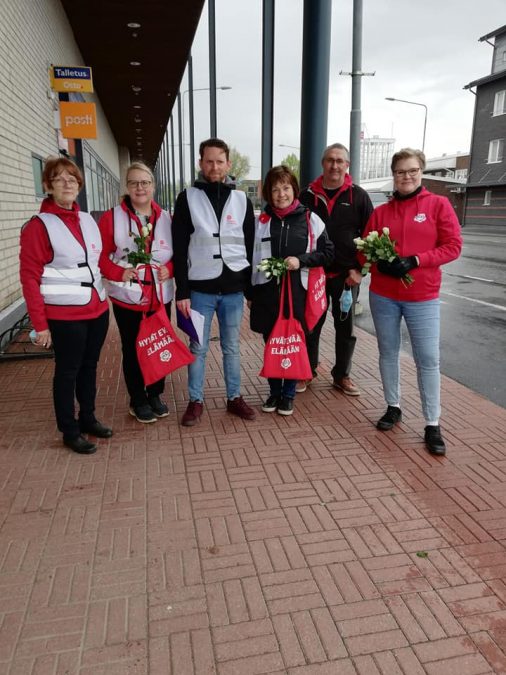 Ehdokkaita jakamassa ruusuja