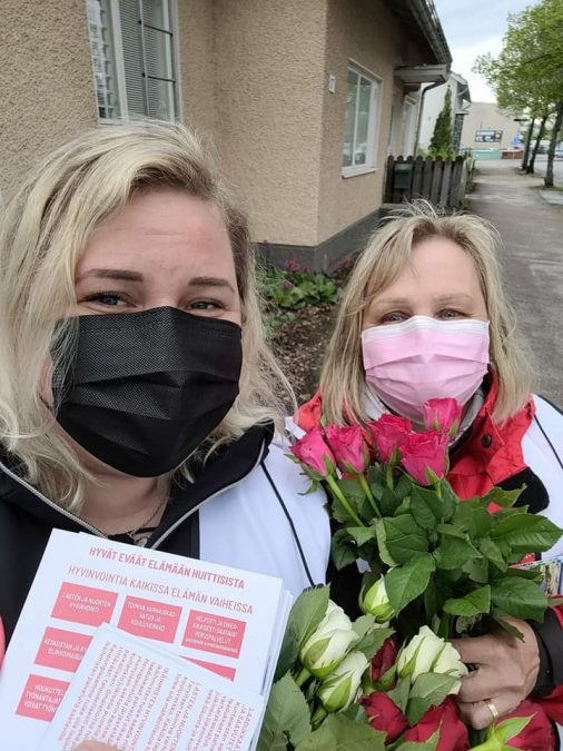 Ehdokkaita jakamassa ruusuja