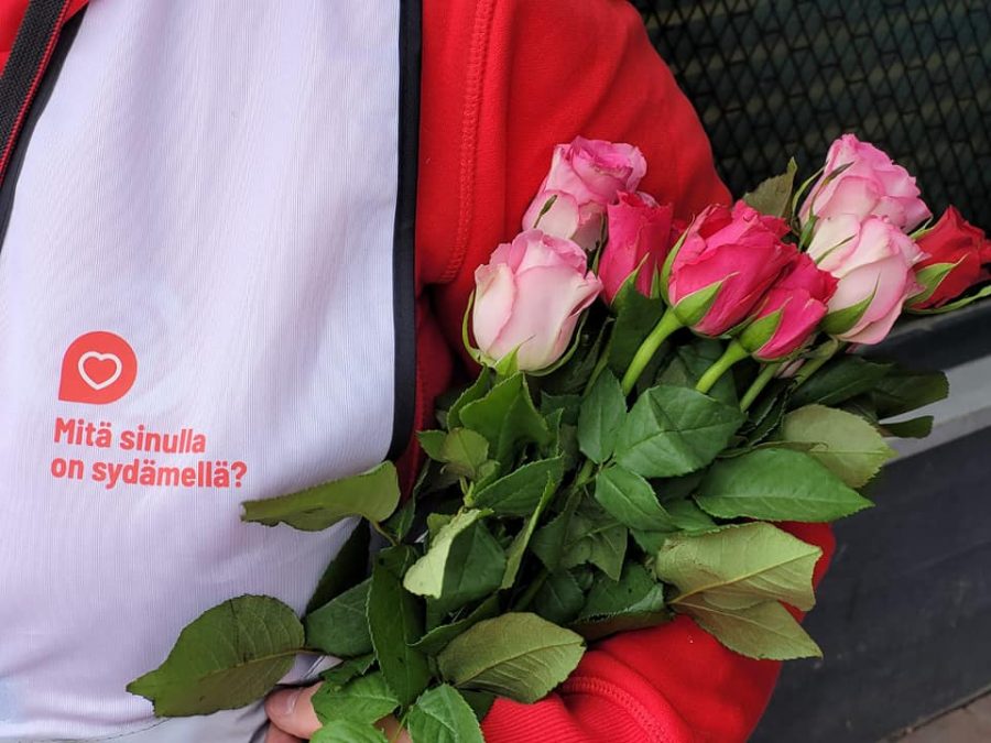 Kimppu ruusuja sylissä, teksti mitä sinulla on sydämelläsi