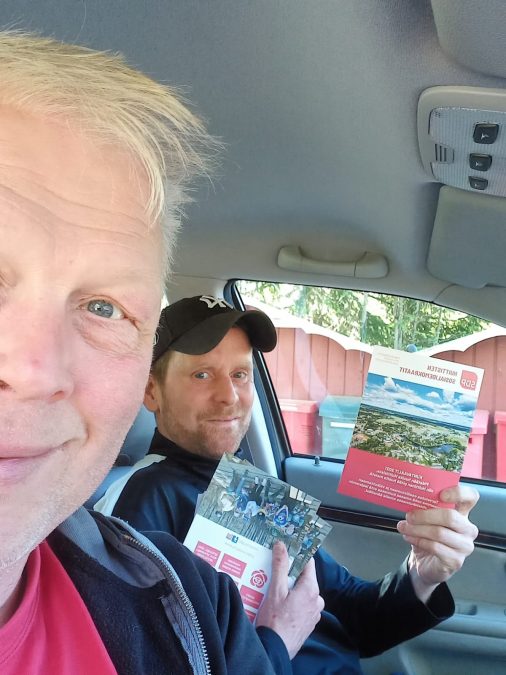 Ehdokkaat jakamassa vaaliesitteitä