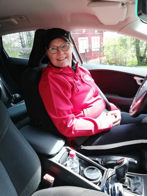 Vaaliehdokas auton ratissa