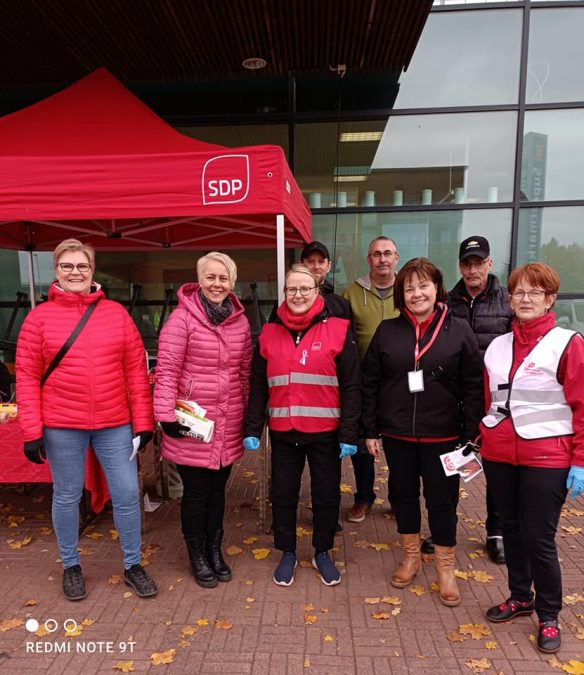 SDP Huittisten väkeä ja kansanedustaja Heidi Viljanen