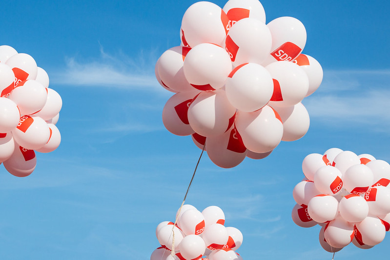 SDP puna-valkoiset ilmapallot